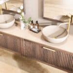 Wandhängendes Badezimmermöbel 200 cm aus dunkler Eiche mit eine Schublade und beige Kalksteinwaschtisch