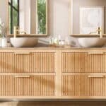 Wandhängendes Badezimmermöbel 200 cm aus Natureiche mit zwei Schubladen und beige Kalksteinwaschtisch (elegant)