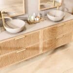 Wandhängendes Badezimmermöbel 200 cm aus Natureiche mit zwei Schubladen und beige Kalksteinwaschtisch (elegant)