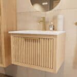 Wandhängendes Badezimmermöbel 60 cm aus Natureiche mit eine Schublade und matt-weißer Mineralguss-Waschtisch (trendy)
