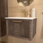 Wandhängendes Badezimmermöbel 60 cm aus dunkler Eiche mit eine Schublade und matt-weißer Mineralguss-Waschtisch (neuwertig)