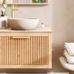 Wandhängendes Badezimmermöbel 70 cm aus Natureiche mit eine Schublade und beige Kalksteinwaschtisch