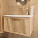 Wandhängendes Badezimmermöbel 70 cm aus Natureiche mit eine Schublade und matt-weißer Mineralguss-Waschtisch (design)