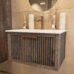 Wandhängendes Badezimmermöbel 70 cm aus dunkler Eiche mit eine Schublade und matt-weißer Mineralguss-Waschtisch (wandhängend)