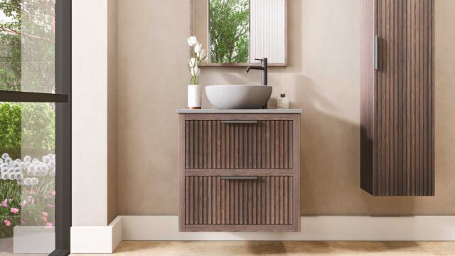 Wandhängendes Badezimmermöbel 70 cm aus dunkler Eiche mit zwei Schubladen und graue Kalksteinplatte