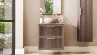 Wandhängendes Badezimmermöbel 70 cm aus dunkler Eiche mit zwei Schubladen und beige Kalksteinwaschtisch