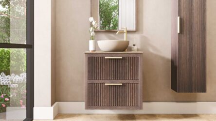 Wandhängendes Badezimmermöbel 70 cm aus dunkler Eiche mit zwei Schubladen und beige Kalksteinwaschtisch
