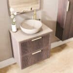 Wandhängendes Badezimmermöbel 70 cm aus dunkler Eiche mit zwei Schubladen und beige Kalksteinwaschtisch