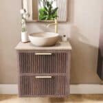 Wandhängendes Badezimmermöbel 70 cm aus dunkler Eiche mit zwei Schubladen und beige Kalksteinwaschtisch