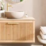 Wandhängendes Badezimmermöbel 80 cm aus Natureiche mit eine Schublade und beige Kalksteinwaschtisch