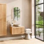 Wandhängendes Badezimmermöbel 80 cm aus Natureiche mit eine Schublade und beige Kalksteinwaschtisch