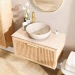 Wandhängendes Badezimmermöbel 80 cm aus Natureiche mit eine Schublade und beige Kalksteinwaschtisch