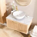 Wandhängendes Badezimmermöbel 80 cm aus Natureiche mit eine Schublade und weiße Marmorplatte (Top-Qualität)