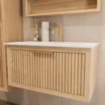 Wandhängendes Badezimmermöbel 80 cm aus Natureiche mit eine Schublade und matt-weißer Mineralguss-Waschtisch (modern)