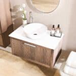 Wandhängendes Badezimmermöbel 80 cm aus dunkler Eiche mit eine Schublade und weißes Solid-Surface-Aufsatzbecken