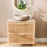 Wandhängendes Badezimmermöbel 80 cm aus Natureiche mit zwei Schubladen und beige Kalksteinwaschtisch (hochwertig)