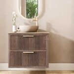 Wandhängendes Badezimmermöbel 80 cm aus dunkler Eiche mit zwei Schubladen und beige Kalksteinwaschtisch