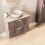 Wandhängendes Badezimmermöbel 80 cm aus dunkler Eiche mit zwei Schubladen und beige Kalksteinwaschtisch