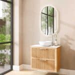 Wandhängendes Badezimmermöbel 80 cm aus Natureiche mit zwei Schubladen und weißes Solid-Surface-Aufsatzbecken (trendy)