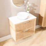Wandhängendes Badezimmermöbel 80 cm aus Natureiche mit zwei Schubladen und weißes Solid-Surface-Aufsatzbecken (trendy)