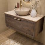 Wandhängendes Badezimmermöbel 100 cm aus dunkler Eiche mit eine Schublade und beige Kalksteinwaschtisch (Massivholz)