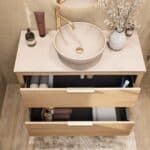 Wandhängendes Badezimmermöbel 100 cm aus Natureiche mit zwei Schubladen und beige Kalksteinwaschtisch