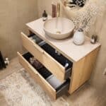 Wandhängendes Badezimmermöbel 100 cm aus Natureiche mit zwei Schubladen und beige Kalksteinwaschtisch
