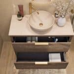 Wandhängendes Badezimmermöbel 100 cm aus dunkler Eiche mit zwei Schubladen und beige Kalksteinwaschtisch (stilvoll)