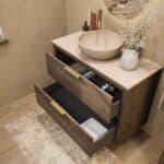 Wandhängendes Badezimmermöbel 100 cm aus dunkler Eiche mit zwei Schubladen und beige Kalksteinwaschtisch (stilvoll)