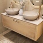 Wandhängendes Badezimmermöbel 120 cm aus Natureiche mit eine Schublade und beige Kalksteinwaschtisch (trendy)