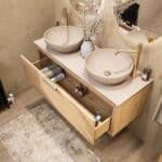 Wandhängendes Badezimmermöbel 120 cm aus Natureiche mit eine Schublade und beige Kalksteinwaschtisch (trendy)