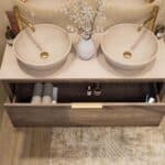 Wandhängendes Badezimmermöbel 120 cm aus dunkler Eiche mit eine Schublade und beige Kalksteinwaschtisch (schick)