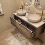 Wandhängendes Badezimmermöbel 120 cm aus dunkler Eiche mit eine Schublade und beige Kalksteinwaschtisch (schick)