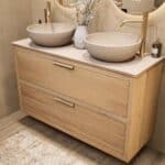 Wandhängendes Badezimmermöbel 120 cm aus Natureiche mit zwei Schubladen und beige Kalksteinwaschtisch