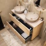 Wandhängendes Badezimmermöbel 120 cm aus Natureiche mit zwei Schubladen und beige Kalksteinwaschtisch