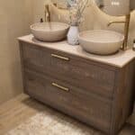 Wandhängendes Badezimmermöbel 120 cm aus dunkler Eiche mit zwei Schubladen und beige Kalksteinwaschtisch (trendy)
