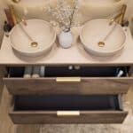 Wandhängendes Badezimmermöbel 120 cm aus dunkler Eiche mit zwei Schubladen und beige Kalksteinwaschtisch (trendy)