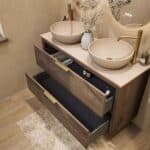 Wandhängendes Badezimmermöbel 120 cm aus dunkler Eiche mit zwei Schubladen und beige Kalksteinwaschtisch (trendy)