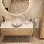 Wandhängendes Badezimmermöbel 120 cm aus Natureiche mit Einzelwaschtisch und beige Kalksteinwaschtisch (neuwertig)