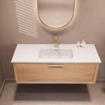 Wandhängendes Badmöbel 120 cm aus Natureiche mit glatter Front und Keramik-Einzelwaschtisch