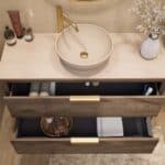 Wandhängendes Badezimmermöbel 120 cm aus dunkler Eiche mit Einzelwaschtisch und beige Kalksteinwaschtisch