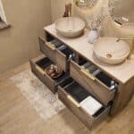 Wandhängendes Badezimmermöbel 140 cm aus dunkler Eiche mit zwei Schubladen und beige Kalksteinwaschtisch (Naturholz)