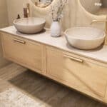 Wandhängendes Badezimmermöbel 160 cm aus Natureiche mit eine Schublade und beige Kalksteinwaschtisch (Top-Qualität)