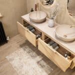 Wandhängendes Badezimmermöbel 160 cm aus Natureiche mit eine Schublade und beige Kalksteinwaschtisch (Top-Qualität)