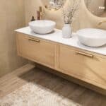 Wandhängendes Badezimmermöbel 160 cm aus Natureiche mit eine Schublade und weißes Solid-Surface-Aufsatzbecken