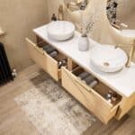 Wandhängendes Badezimmermöbel 160 cm aus Natureiche mit eine Schublade und weißes Solid-Surface-Aufsatzbecken