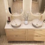 Wandhängendes Badezimmermöbel 160 cm aus Natureiche mit zwei Schubladen und beige Kalksteinwaschtisch