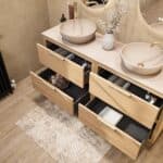 Wandhängendes Badezimmermöbel 160 cm aus Natureiche mit zwei Schubladen und beige Kalksteinwaschtisch