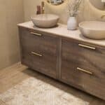 Wandhängendes Badezimmermöbel 160 cm aus dunkler Eiche mit zwei Schubladen und beige Kalksteinwaschtisch (design)