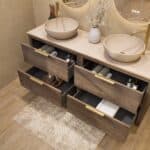 Wandhängendes Badezimmermöbel 160 cm aus dunkler Eiche mit zwei Schubladen und beige Kalksteinwaschtisch (design)